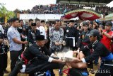 Bupati Tanah Laut H Sukamta menyaksikan demontrasi pesilat IPSI Tanah Laut memecahkan batako, selepas acara pelantikan Pengurus IKatan Pencak Silat Indonesia (IPSI) Tanah Laut,  Sabtu (12/1).Foto:Antaranews Kalsel/Arianto.