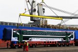 Suasana proses pemuatan gerbong kereta tipe 'Broad Gauge'  ke dalam lumbung kapal untuk dikirim ke Bangladesh di Pelabuhan Tanjung Perak, Surabaya, Jawa Timur, Minggu (20/1/2019). Pengirman kereta dengan jumlah 15 tersebut merupakan pengiriman pertama dari 250 kereta produksi PT INKA untuk Bangladesh Railway dengan rincian 50 kereta tipe 'Broad Gauge' dan 200 tipe 'Meter Gauge'. Antara Jatim/Zabur Karuru