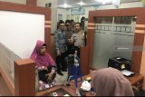 Kepala Kantor Imigrasi Blitar Muhammad Akram (Kiri) berbincang dengan Wakapolres Blitar Kompol Andhi Yuda Pranata (Dua Kiri) saat Kunjungan sejumlah pejabat utama (PJU) Polres Blitar di Kantor Imigrasi Kelas II Non TPI Blitar, Jawa Timur, Jamat (11/1/2019). Kunjungan kerja sejumlah PJU Polres Blitar tersebut dalam rangka study banding pembentukan pelayanan berbasis Zona Integritas (ZI) dan Wilayah Bebas Korupsi (WBK). Antara Jatim/Irfan Anshori/ZK