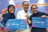 Kemenristekdikti anugrahi dua pewarta Kantor Berita ANTARA