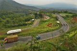 Arus lalu-lintas di Jalur Selatan Lingkar Gentong, Kabupaten  Tasikmalaya, Jawa Barat, Selasa (22/1/2019). Untuk mengurai kemacetan dan kepadatan arus lalulintas kendaraan yang melintas dijalur selatan, Pemerintah melalui Kementeriaan Umum dan Perumahan Rakyat (PUPR), membangun proyek pembangunan jalan tol Cileunyi, Garut, Tasik (Cigatas) yang akan mulai ditenderkan di awal  2019 dengan mengalokasikan dana investasi sebesar Rp 110,7 triliun. ANTARA JABAR/Adeng Bustomi/agr. 