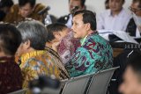 Sekretaris Daerah (Sekda) Pemerintah Provinsi Jawa Barat Iwa Karniwa (ketiga kiri) menghadiri sidang kasus suap proyek Meikarta di Pengadilan Negeri Klas 1A Khusus Bandung, Jawa Barat, Senin (28/1/2019). Iwa Karniwa akan dimintai keterangan sebagai saksi terkait proyek Meikarta untuk terdakwa Billy Sindoro. ANTARA JABAR/M Agung Rajasa/agr. 