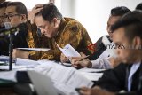 Terdakwa kasus dugaan suap perizinan Proyek Meikarta Billy Sindoro (kedua kiri) mendengarkan keterangan saksi saat sidang kasus suap proyek Meikarta di Pengadilan Negeri Klas 1A Khusus Bandung, Jawa Barat, Senin (28/1/2019). Sekda Provinsi Jawa Barat Iwa Karniwa akan dimintai keterangan sebagai saksi terkait proyek Meikarta untuk terdakwa Billy Sindoro. ANTARA JABAR/M Agung Rajasa/agr. 