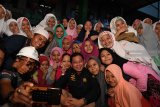 Menteri ESDM Ignasius Jonan (tengah) bersama para santri Pesantren As-Salafiyah berswa foto seusai meninjau penggunaan jaringan gas bumi di pondok tersebut, Pasuruan, Jawa Timur, Selasa (8/1/2019). Sedikitnya jaringan gas Kota Pasuruan melayani 6.314 rumah tangga yang tersebar di beberapa kecamatan dan hingga akhir 2018, PGN telah melayani 55.001 pelanggan di wilayah Jawa Timur. Antara Jatim/Zabur Karuru