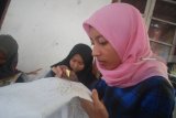 Pelajar SMK mengikuti latihan membatik di Mojoagung, Jombang, Jawa Timur, Sabtu (19/1/2019). Pelatihan membatik khas Mojoagung bermotif buah mojo tersebut untuk menjaga kelestarian batik serta memicu munculnya wirausahawan baru dan perajin batik. Antara Jatim/Syaiful Arif/ZK.