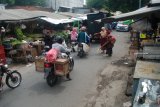 Kesemrawutan pasar tradisional Citra Niaga Jombang, Jawa Timur, Selasa (22/1/2019). Penataan pedagang di sejumlah pasar tradisional Kabupaten Jombang masih belum optimal, banyak pedagang yang enggan menempati kios di dalam pasar. Karena, pembeli tidak mau masuk ke dalam pasar sehingga menjadi sepi, mereka pun akhirnya memilih berjualan di pinggir jalan dan menyebabkan kesemrawutan. Kondisi tersebut sudah berlangsung bertahun-tahun, pihak Pemkab tidak mempunyai solusi mengatasi permasalah itu. Antara Jatim/Syaiful Arif/ZK