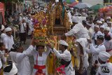 Umat Hindu membawa benda sakral untuk persembahyangan menjelang perayaan Hari Raya Kuningan, di Pura Sakenan, Denpasar, Bali, Jumat (4/1/2019). Umat Hindu di Bali akan merayakan Hari Kuningan pada Sabtu (5/1/2019) sebagai rangkaian perayaan kemenangan 