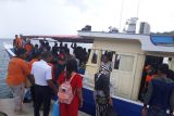 Puluhan penumpang KM Holy Marry dievakuasi, kapal kandas tabrak karang di sekitar Pelabuhan Daruba Malut