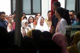 Ibu Negara Iriana Joko Widodo (kedua kanan) bersama Ibu Wakil Presiden Mufidah Jufuf Kalla dan rombongan berkunjung ke Puskesmas Gitik di Banyuwangi, Jawa Timur, Senin (28/1/2019). Kunjungan kerja Ibu Negara bersama Organisasi Aksi Solidaritas Era Kabinet Kerja (OASE-KK) tersebut, dalam rangka mengkampanyekan gerakan gemar menanam dan mengkonsumsi buah lokal serta mengurangi sampah plastik dengan membagikan Tumbler dan 1500 bibit buah jeruk, klengkeng, dan mangga yang ditanam di sekolah-sekolah . Antara Jatim/Budi Candra Setya/ZK.