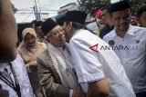 Calon Wakil Presiden nomor urut 02 Ma'ruf Amin bersalaman dengan pendukungnya saat menghadiri deklarasi tanpa hoax saat kampanye di Bandung, Jawa Barat, Sabtu (19/1/2019). Dalam kampanye nya, Ma'ruf Amin memberikan tausiah pada acara deklarasi Gerakan Nasional Indonesia Tolak Hoax (Ganas ITH) bersama Santri Milenial Center dan Forum Santri Nasional. ANTARA JABAR/Raisan Al Farisi/agr. 