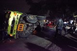 Sejumlah warga melihat truk bermuatan batu bara yang terbalik di jalan raya Siliwangi, Parungkuda, Kabupaten Sukabumi, Jawa Barat, Sabtu (12/01/2019). Kecelakaan truk bermuatan batu bara yang menimpa satu mobil suzuki karimun dan satu truk ayam tersebut mengakibatkan satu orang terluka. ANTARA JABAR/Nurul Ramadhan/agr. 