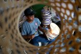 Perajin menyelesaikan proses pembuatan kerajinan berbahan baku bambu di Desa Gintangan, Banyuwangi, Jawa Timur, Kamis (10/1/20019). Desa Gintangan yang menjadi sentra Produk kerajinan bambu sejak tahun 1980-an itu, semakin diminati pasar karena tren kebutuhan kerajinan tradisional terus meningkat ketimbang kerajinan dari bahan plastik. Antara Jatim/Budi Candra Setya/ZK