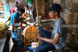 Perajin menyelesaikan proses pembuatan kerajinan berbahan baku bambu di Desa Gintangan, Banyuwangi, Jawa Timur, Kamis (10/1/20019). Desa Gintangan yang menjadi sentra Produk kerajinan bambu sejak tahun 1980-an itu, semakin diminati pasar karena tren kebutuhan kerajinan tradisional terus meningkat ketimbang kerajinan dari bahan plastik. Antara Jatim/Budi Candra Setya/ZK