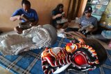 Perajin memahat kayu Waru sebagai bahan baku pembuatan Barongan di Kelurahan Bangsal, Kota Kediri, Jawa Timur, Rabu (9/1/2019). Kerajinan Barongan yang merupakan salah satu karakter kesenian rakyat Jaranan tersebut dijual ke berbagai daerah hingga ke negara Brunai dan Taiwan dengan harga Rp5 juta - Rp10 juta per unit. Antara Jatim/Prasetia Fauzani/ZK