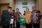Regional Head V Bank Syariah Mandiri (BSM) Gunawan Arif Hartoyo (ketiga kiri) memberikan cenderamata kepada Ketua Umum Yayasan Rumah Sakit Islam Surabaya (Yarsis) Mohammad Nuh (kedua kanan) disaksikan Direktur Rumah Sakit Islam Surabaya Samsul Arifin (kanan) di sela-sela acara penandatanganan perjanijan kerja sama antara BSM dan Yarsis di Surabaya, Jawa Timur, Jumat (18/1/2019). Kerja sama antara BSM dan Yarsis tersebut berupa pembiayaan tagihan Islamic-Banking Supplier Financing (iB-SF) fasilitas kesehatan rekanan BPJS atau talangan BPJS Kesehatan untuk mempercepat arus kas dan perputaran modal serta mendorong peningkatan kualitas pelayanan kesehatan kepada masyarakat. Antara Jatim/Moch Asim/ZK.