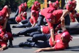 Sejumlah anggota Satuan Pengamanan (Satpam) memperagakan seni bela diri usai apel bersama memperingati Hut ke-38 Satpam di Polresta Kediri, Jawa Timur, Sabtu (12/1/2019). Ratusan Satpam se-Kota Kediri tersebut mendapatkan pelatihan pengamanan dan keterampilan bela diri di bawah bimbingan Kepolisian guna meningkatkan kompetensi profesi Satpam. Antara Jatim/Prasetia Fauzani/ZK