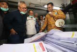 Ketua Komisi Pemilihan Umum (KPU) Arief Budiman (kedua kiri) didampingi Ketua komisi II DPR Zainuddin Amali (ketiga kiri) memeriksa hasil cetak surat suara di PT. Temprina Media Grafika Jalan Raya Sumengko Km 30-31 Wringinanom Gresik, Jawa Timur, Minggu (20/1/2019). Kunjungannya itu untuk menyaksikan secara langsung proses cetak perdana surat suara Pemilu 2019. Antara Jatim/Didik Suhartono/ZK.