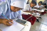 Sejumlah peserta SD mengerjakan soal matematika secara daring melalui gawainya saat kompetisi matematika dengan metode Gampang Asyik dan Menyenangkan (Gasing) di SMKN 1 Leuwiliang, Kabupaten Bogor, Jawa Barat, Selasa (8/1/2019). Kompetisi matematika dengan metode Gasing yang  diselenggarakan Yayasan Pendidikan Astra-Michael D. Ruslim (YPA-MDR) tersebut difokuskan pada peningkatan pencapaian prestasi akademik pada sekolah-sekolah binaan di wilayah prasejahtera yang tersebar di seluruh Indonesia sebagai bekal awal persiapan mengikuti ajang kompetisi Olimpiade. ANTARA JABAR/Arif Firmansyah/agr. 