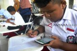 Sejumlah peserta SD mengerjakan soal matematika secara daring melalui gawainya saat kompetisi matematika dengan metode Gampang Asyik dan Menyenangkan (Gasing) di SMKN 1 Leuwiliang, Kabupaten Bogor, Jawa Barat, Selasa (8/1/2019). Kompetisi matematika dengan metode Gasing yang  diselenggarakan Yayasan Pendidikan Astra-Michael D. Ruslim (YPA-MDR) tersebut difokuskan pada peningkatan pencapaian prestasi akademik pada sekolah-sekolah binaan di wilayah prasejahtera yang tersebar di seluruh Indonesia sebagai bekal awal persiapan mengikuti ajang kompetisi Olimpiade. ANTARA JABAR/Arif Firmansyah/agr. 