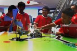 Peserta menjalankan robotnya saat mengikuti Kompetisi Robot Penyelamat di Hall Cybermall, Malang, Jawa Timur, Sabtu (26/1/2019). Kompetisi yang diikuti 200 peserta tersebut bertujuan menguji dan melatih kreatifitas peserta dalam merangkai robot yang berguna dalam penanganan bencana. Antara Jatim/Ari Bowo Sucipto/ZK.