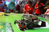 Peserta menjalankan robotnya saat mengikuti Kompetisi Robot Penyelamat di Hall Cybermall, Malang, Jawa Timur, Sabtu (26/1/2019). Kompetisi yang diikuti 200 peserta tersebut bertujuan menguji dan melatih kreatifitas peserta dalam merangkai robot yang berguna dalam penanganan bencana. Antara Jatim/Ari Bowo Sucipto/ZK.