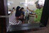 Petugas memberikan penanganan medis kepada pasien penderita Demam Berdarah Dengue (DBD) di Rumah Sakit Umum Daerah Simpang Lima Gumul, Kediri, Jawa Timur, Senin (28/1/2019). Data dari Dinas Kesehatan setempat menyatakan penderita DBD terus meningkat yang mengakibatkan dua belas orang meninggal dunia dalam kurun waktu tiga pekan terakhir. Antara Jatim/Prasetia Fauzani/ZK.