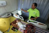 Petugas memberikan penanganan medis kepada pasien penderita Demam Berdarah Dengue (DBD) di Rumah Sakit Umum Daerah Simpang Lima Gumul, Kediri, Jawa Timur, Senin (28/1/2019). Data dari Dinas Kesehatan setempat menyatakan penderita DBD terus meningkat yang mengakibatkan dua belas orang meninggal dunia dalam kurun waktu tiga pekan terakhir. Antara Jatim/Prasetia Fauzani/ZK.