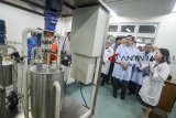 Menko Maritim Luhut Binsar Panjaitan meninjau Laboratorium Teknik Kimia saat melakukan kunjungan di Kampus ITB, Bandung, Jawa Barat, Rabu (30/1/2019). Kunjungan Menko Maritim tersebut dilakukan dalam rangka meninjau inovasi industri katalis karya mahasiswa ITB dan berencana untuk mengembangkan ke produksi massal. ANTARA JABAR/Raisan Al Farisi/agr. 