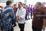 Menteri Riset Teknologi dan Pendidikan Tinggi (Menristekdikti) Prof Mohamad Nasir (tengah) berjabat tangan dengan Wali Kota Kediri Abdullah Abu Bakar (kiri) didampingi Direktur Politeknik (Poltek) Kediri Bambang Soekodiono (kanan) sebelum memberikan materi kuliah umum di kampus Poltek Kediri, Kota Kediri, Jawa Timur, Kamis (10/1/2019). Kuliah umum bertema Mempersiapkan Generasi Muda Indonesia Dalam Era Industri 4.0 tersebut guna mendorong mahasiswa menjadi wirausahawan dengan menerapkan teknologi terkini sebagai penompang utama usaha. Antara Jatim/Prasetia Fauzani/zk