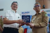 Gubernur Kalbar Sutarmidji (ketiga kanan) menerima cinderamata dari Direktur Keuangan PT Angkasa Pura II Andra Y Agusallam (kiri) saat launching perpanjangan runaway Bandara Supadio, Kabupaten Kubu Raya, Kalbar, Senin (21/1/2019). Landasan pacu Bandara Internasional Supadio diperpanjang dari 2.250 meter menjadi 2.600 meter, guna mengakomodir operasional pesawat berbadan lebar. ANTARA FOTO/Jessica Helena Wuysang