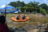 Peserta mengikuti lomba dayung perahu karet di Sungai Bondoyudo, Desa Sidomekar, Semboro, Jember, Jawa Timur, Sabtu (5/1/2019). Pemerintah Desa Sidomekar menggelar lomba dayung perahu karet dan perahu rakit untuk menjaga kebersihan sungai dan mempromosikan desa wisata setempat. Antara Jatim/Seno/ZK.