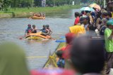 Peserta mengikuti lomba dayung perahu karet di Sungai Bondoyudo, Desa Sidomekar, Semboro, Jember, Jawa Timur, Sabtu (5/1/2019). Pemerintah Desa Sidomekar menggelar lomba dayung perahu karet dan perahu rakit untuk menjaga kebersihan sungai dan mempromosikan desa wisata setempat. Antara Jatim/Seno/ZK.