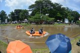 Peserta mengikuti lomba dayung perahu karet di Sungai Bondoyudo, Desa Sidomekar, Semboro, Jember, Jawa Timur, Sabtu (5/1/2019). Pemerintah Desa Sidomekar menggelar lomba dayung perahu karet dan perahu rakit untuk menjaga kebersihan sungai dan mempromosikan desa wisata setempat. Antara Jatim/Seno/ZK.