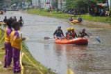 Peserta mengikuti lomba dayung perahu karet di Sungai Bondoyudo, Desa Sidomekar, Semboro, Jember, Jawa Timur, Sabtu (5/1/2019). Pemerintah Desa Sidomekar menggelar lomba dayung perahu karet dan perahu rakit untuk menjaga kebersihan sungai dan mempromosikan desa wisata setempat. Antara Jatim/Seno/ZK.
