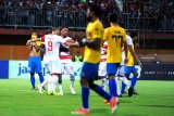 Pesepak bola Madura United FC (MUFC) melakukan selebrasi (kiri) usai mencetak gol ke gawang Cilegon United saat pertandingan Piala Indonesia di Stadion Gelora Ratu Pamelingan (SGRP) Pamekasan, Jawa Timur, Selasa (29/01/2019). MUFC mengalahkan Cilegon United dengan skor 2-0. Antara Jatim/Saiful Bahri/ZK