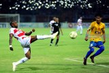 Pesepak bola Madura United FC (MUFC) Zahrahan Krangar (kiri) melepaskan tendangan diawasi pesepak bola Cilegon United Akbar Tanjung (kanan) saat pertandingan Piala Indonesia di Stadion Gelora Ratu Pamelingan (SGRP) Pamekasan, Jawa Timur, Selasa (29/01/2019). MUFC mengalahkan Cilegon United dengan skor 2-0. Antara Jatim/Saiful Bahri/ZK