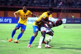 Pesepak bola Madura United FC (MUFC) Greg Nwokolo (kanan) berusaha melewati pesepak bola Cilegon United Eli Nasoka (tengah) saat pertandingan Piala Indonesia di Stadion Gelora Ratu Pamelingan (SGRP) Pamekasan, Jawa Timur, Selasa (29/01/2019). MUFC mengalahkan Cilegon United dengan skor 2-0. Antara Jatim/Saiful Bahri/ZK