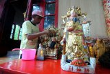 Petugas memandikan patung Dewa-Dewi umat Budha di Wihara Avalokitesvara, Pamekasan, Jawa Timur, Selasa (29/01/2019). Ritual memandikan atau menyucikan patung yang dilakukan setahun sekali itu guna menyambut tahun baru Imlek. Antara Jatim/Saiful Bahri/ZK.