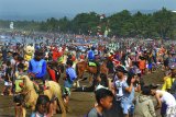 Wisatawan memadati pesisir pantai Barat Pangandaran, Jawa Barat, Selasa (1/1/2019). Warga memanfaatkan libur Tahun Baru 2019 untuk berwisata bersama keluarga. ANTARA JABAR/Adeng Bustomi/agr. 