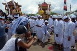 Wisatawan melakukan siaran langsung melalui media sosial saat ritual Melasti menjelang Hari Raya Nyepi Tahun Saka 1940 di Pantai Petitenget, Badung, Bali, Rabu (14/3). Telkomsel telah meluncurkan kartu perdana khusus ÔsimPATI Tourist Wonderful Indonesia' dalam rangka mewujudkan kerjasama dengan Kementerian Pariwisata sekaligus mendukung meningkatkan jumlah kunjungan wisatawan mancanegara ke Indonesia. ANTARA FOTO/Wira Suryantala/18Wisatawan melakukan siaran langsung melalui media sosial saat ritual Melasti menjelang Hari Raya Nyepi Tahun Saka 1940 di Pantai Petitenget, Badung, Bali, Rabu (14/3). Telkomsel telah meluncurkan kartu perdana khusus ÔsimPATI Tourist Wonderful Indonesia' dalam rangka mewujudkan kerjasama dengan Kementerian Pariwisata sekaligus mendukung meningkatkan jumlah kunjungan wisatawan mancanegara ke Indonesia. ANTARA FOTO/Wira Suryantala/18 