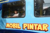 Pengunjung membaca buku di mobil pintar di kawasan car free day (hari bebas kendaraan bermotor) Kota Madiun, Jawa Timur, Minggu (13/1/2019). Mobil pintar yang dioperasikan Dinas Perpustakaan dan Kearsipan Kota Madiun selama sekitar dua jam di kawasan car free day tersebut rata-rata dikunjungi 100 orang untuk membaca buku. Antara Jatim/Siswowidodo/ZK