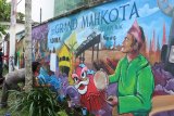 Sejumlah seniman Kalbar membuat lukisan mural di dinding pagar Hotel Mahkota di Pontianak, Sabtu (12/01/2019). Kegiatan yang digelar Kementerian Pariwisata, Adira Finance dan Inews TV tersebut, bertujuan untuk memperindah Kota Pontianak. ANTARA FOTO/Jessica Helena Wuysang