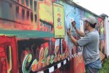 Sejumlah seniman Kalbar membuat lukisan mural di dinding pagar Hotel Mahkota di Pontianak, Sabtu (12/01/2019). Kegiatan yang digelar Kementerian Pariwisata, Adira Finance dan Inews TV tersebut, bertujuan untuk memperindah Kota Pontianak. ANTARA FOTO/Jessica Helena Wuysang