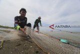 Nelayan pukat darat mencari ikan di pesisir pantai Juntinyuat, Indramayu, Jawa Barat, Jumat (4/1/2019). Nelayan mengeluhkan sepinya hasil tangkapan ikan karena banyaknya sampah di kawasan pesisir tersebut. ANTARA JABAR/Dedhez Anggara/agr. 