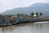 Nelayan membersihkan jaring ikan di Puger, Jember, Jawa Timur, Selasa (29/1/2019). Ratusan nelayan tidak melaut akibat cuaca buruk yang berdampak naiknya harga ikan, sementara para nelayan memilih mengisi waktu dengan membersihkan jaring dan memperbaiki perahu. Antara Jatim/Seno/ZK.