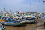 Sejumlah perahu nelayan tertambat di Puger, Jember, Jawa Timur, Selasa (29/1/2019). Ratusan nelayan tidak melaut akibat cuaca buruk yang berdampak naiknya harga ikan, sementara para nelayan memilih mengisi waktu dengan membersihkan jaring dan memperbaiki perahu. Antara Jatim/Seno/ZK.
