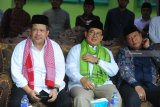 Wakil Ketua DPR RI Fadli Zon (tengah) Fahri Hamzah (kiri) dan anggota DPR RI  Nizar Zahro (kanan) saat menghadiri 