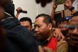 Petugas Kejari Gresik menggiring Plt Kepala Dinas Pendapatan, Pengelolaan Keuangan dan Aset Daerah Gresik M Mukhtar (tengah) usai menjalani pemeriksaan di Kantor Kenjaksaan Negeri Gresik, Jawa Timur, Selasa (15/1/2019). M Mukhtar yang terjaring operasi tangkap tangan tersebut ditetapkan sebagai tersangka korupsi dana insentif daerah dengan barang bukti uang senilai Rp537.152 juta. Antara Jatim/Zabur Karuru