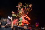 Wisatawan melakukan siaran langsung melalui media sosial saat Sejumlah pemuda mengarak Ogoh-Ogoh atau boneka raksasa menjelang Hari Raya Nyepi Tahun Saka 1940 di Desa Tegalalang, Gianyar, Bali, Jumat 16/3. Telkomsel telah meluncurkan kartu perdana khusus ÔsimPATI Tourist Wonderful Indonesia' dalam rangka mewujudkan kerjasama dengan Kementerian Pariwisata sekaligus mendukung meningkatkan jumlah kunjungan wisatawan mancanegara ke Indonesia. ANTARA FOTO/Wira Suryantala/18Wisatawan melakukan siaran langsung melalui media sosial saat Sejumlah pemuda mengarak Ogoh-Ogoh atau boneka raksasa menjelang Hari Raya Nyepi Tahun Saka 1940 di Desa Tegalalang, Gianyar, Bali, Jumat 16/3. Telkomsel telah meluncurkan kartu perdana khusus ÔsimPATI Tourist Wonderful Indonesia' dalam rangka mewujudkan kerjasama dengan Kementerian Pariwisata sekaligus mendukung meningkatkan jumlah kunjungan wisatawan mancanegara ke Indonesia. ANTARA FOTO/Wira Suryantala/18 