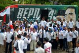 Sejumlah Relawan Pengusaha Muda Nasional (Repnas) untuk pasangan capres Joko Widodo-Ma'ruf Amin bersama Putri Indonesia asal Aceh bersiap melepas Bus Repanas Jelajah Nusantara di Banda Aceh, Minggu (20/1/2019). Pelepasan Bus Repnas Jelajah Nusantara Jokowi-Ma'ruf yang dimulai di Aceh itu akan menempuh perjalanan selama 17 minggu ke 15 kota di Indonesia yang telah berhasil merampungkan proyek strategis nasional (PSN) selama empat tahun terakhir. (Antara Aceh/Ampelsa)